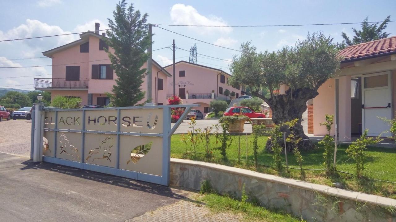Relais Black Horse Millesimo Bagian luar foto