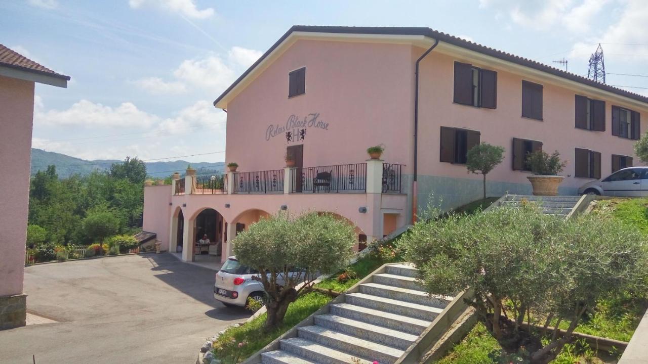 Relais Black Horse Millesimo Bagian luar foto