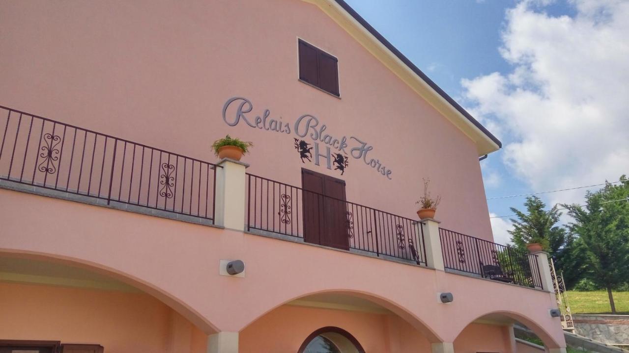 Relais Black Horse Millesimo Bagian luar foto