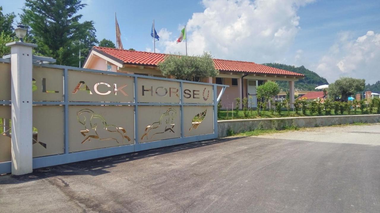 Relais Black Horse Millesimo Bagian luar foto