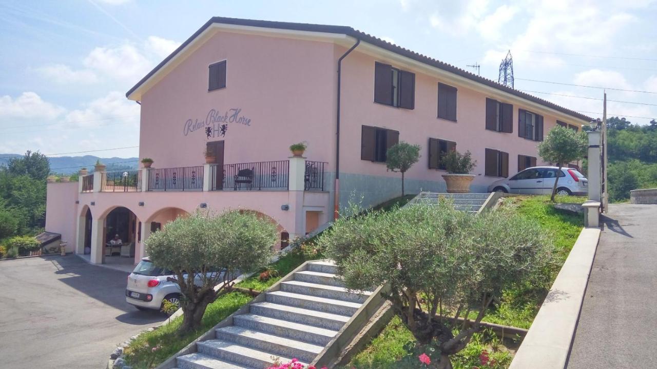 Relais Black Horse Millesimo Bagian luar foto